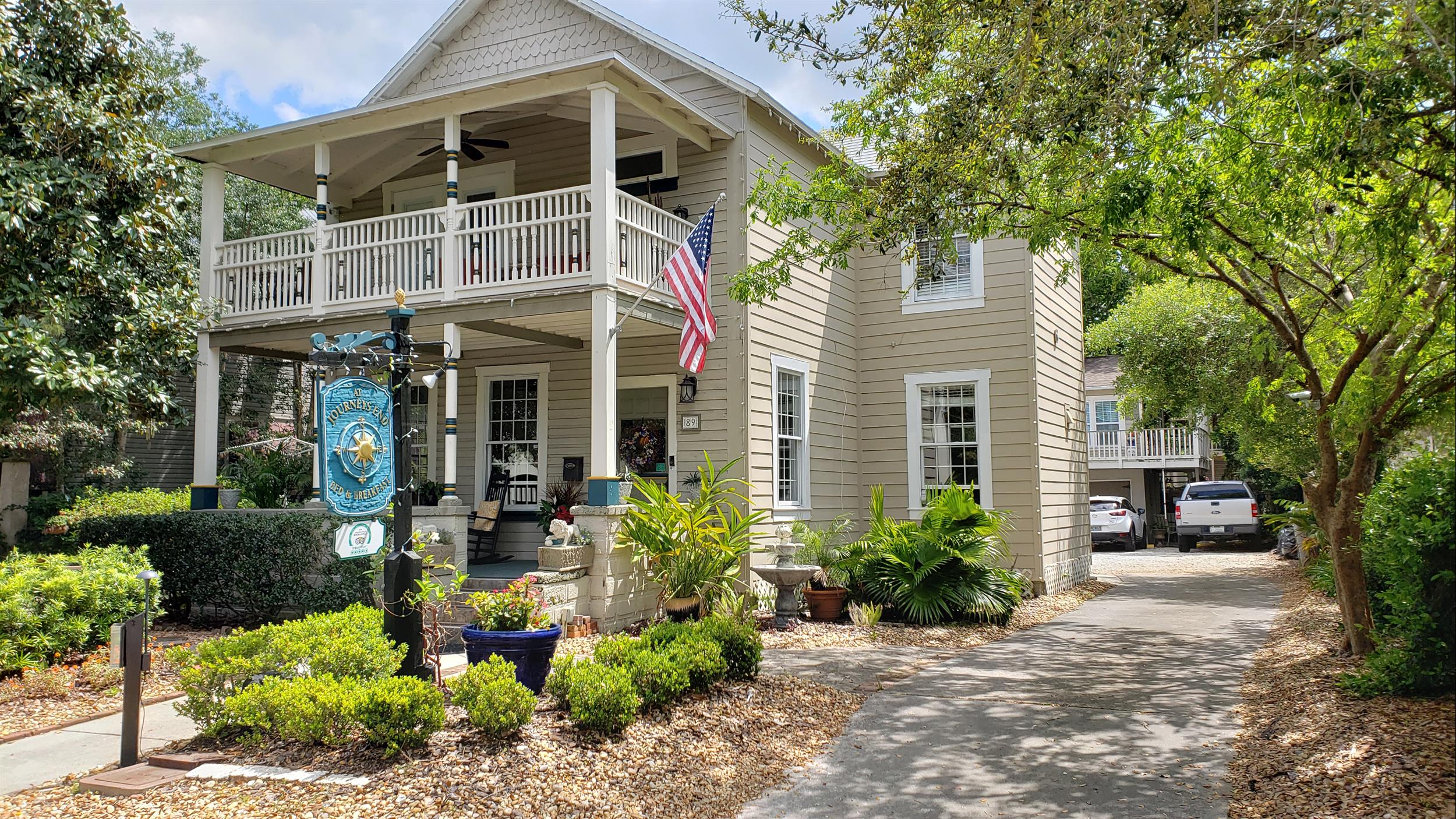 Photo of Inn - Front and driveway to rear